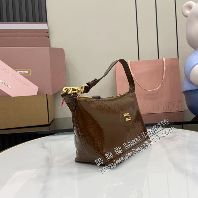 MIU MIU專櫃繆繆最新款油蠟漆皮飯盒包 jh2935型號：5NE841